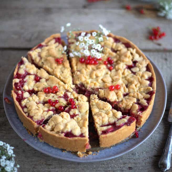 Johannisbeer-Streusel-Kuchen: Sommerlicher Genuss | Backen macht glücklich