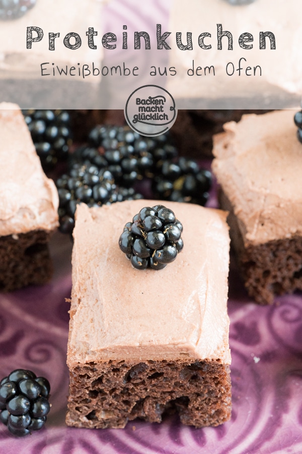 Eiweißbombe aus dem Ofen: Dieser Schoko-Proteinkuchen mit Frischkäsefrosting enthält keinen Zucker und kaum Fett, aber viel Protein. Der High-Protein-Kuchen ist ein toller Fitnesskuchen und leckere Alternative zum Shake!