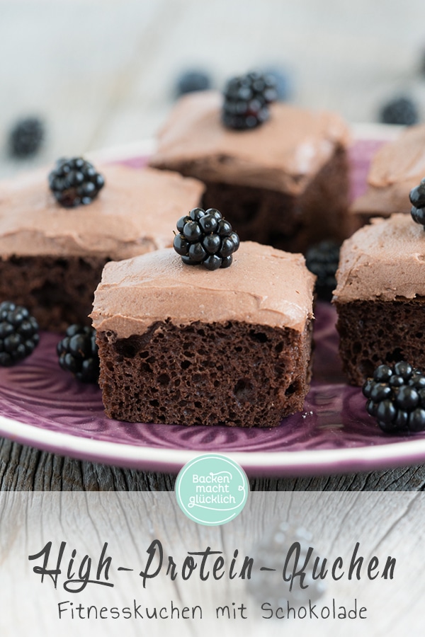 Eiweißbombe aus dem Ofen: Dieser Schoko-Proteinkuchen mit Frischkäsefrosting enthält keinen Zucker und kaum Fett, aber viel Protein. Der High-Protein-Kuchen ist ein toller Fitnesskuchen und leckere Alternative zum Shake!