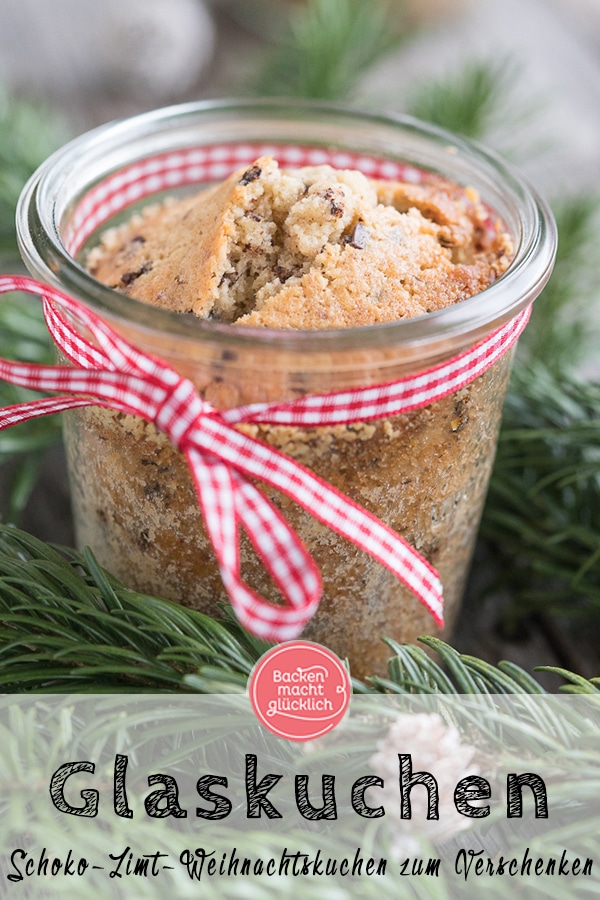 Dieser köstliche Kuchen im Glas ist ein tolles Geschenk aus der Küche. Der Weihnachtskuchen mit Zimt, Nüssen und Schokolade hält sich richtig verschlossen 1 bis 2 Monate.