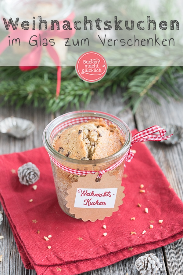 Dieser köstliche Kuchen im Glas ist ein tolles Geschenk aus der Küche. Der Weihnachtskuchen mit Zimt, Nüssen und Schokolade hält sich richtig verschlossen 1 bis 2 Monate.