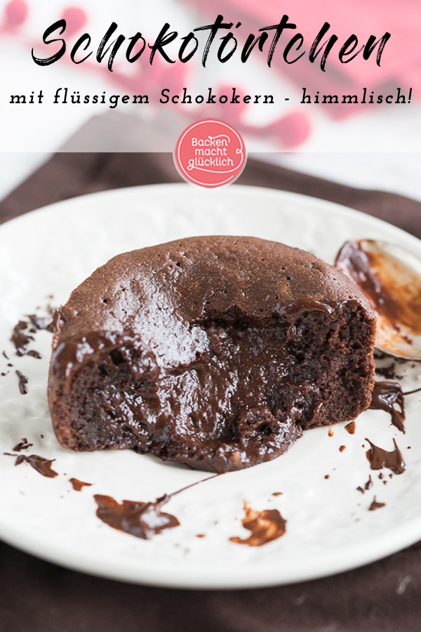 Sündhaft lecker und absolut verführerisch: Heute gibt´s Lava Cake, herrliche kleine Schokotörtchen mit flüssigem Kern! Wer Schokolade (und Teigschlecken) mag, wird dieses Rezept für kleine Lava Kuchen lieben. Die warmen Schokotörtchen eignen sich für besondere Desserts nach einem festlichen Menü – aber auch als Seelenschmeichler an trüben Nachmittagen