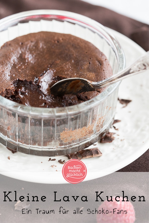 Sündhaft lecker und absolut verführerisch: Heute gibt´s Lava Cake, herrliche kleine Schokotörtchen mit flüssigem Kern! Wer Schokolade (und Teigschlecken) mag, wird dieses Rezept für kleine Lava Kuchen lieben. Die warmen Schokotörtchen eignen sich für besondere Desserts nach einem festlichen Menü – aber auch als Seelenschmeichler an trüben Nachmittagen