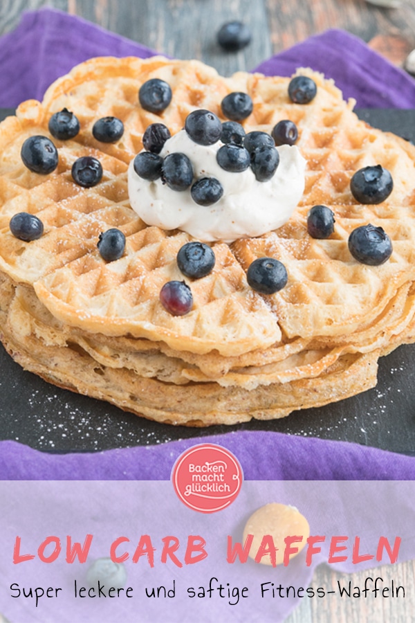 Diese fluffigen Low Carb Waffeln ohne Mehl, Butter, Zucker und Proteinpulver sind perfekt für alle, die kohlenhydatarm schlemmen wollen. Schnell & einfach!