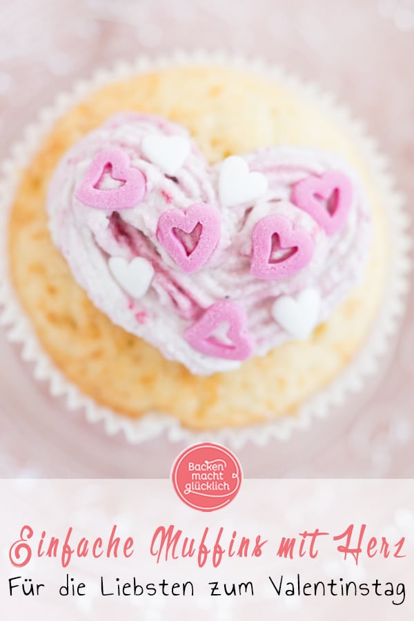 Tolles Grundrezept für köstliche Muffins mit Herz. Die Herz-Cupcakes eignen sich super um der Mama zum Muttertag eine Freude zu machen: Einfache und schnelle Muttertags-Cupcakes!