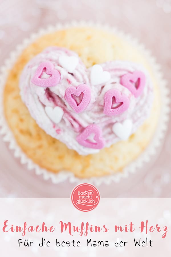 Tolles Grundrezept für köstliche Muffins mit Herz. Die Herz-Cupcakes eignen sich super um der Mama zum Muttertag eine Freude zu machen: Einfache und schnelle Muttertags-Cupcakes!