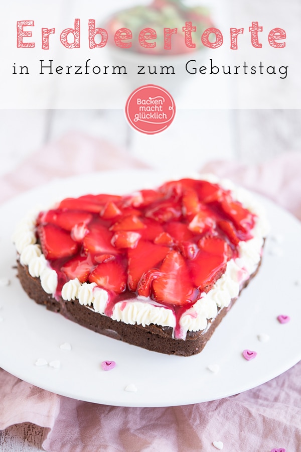Köstliches Erdbeerherz: Diese einfache Erdbeer-Herz-Torte ohne Spezialbackform ist perfekt für besondere Anlässe wie Muttertag, Hochzeit u0026 Geburtstag.