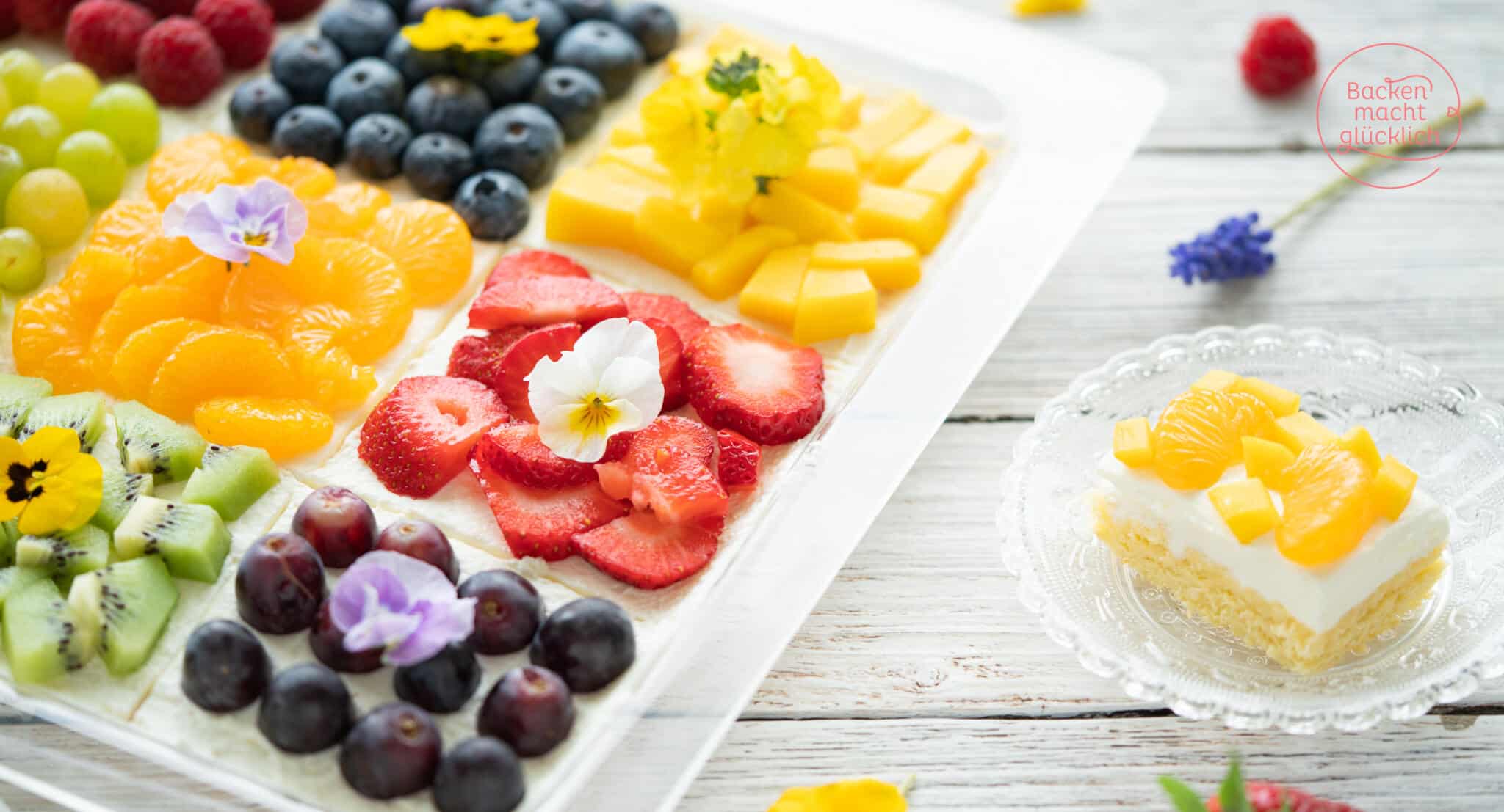 Biskuit-Blechkuchen mit Obst