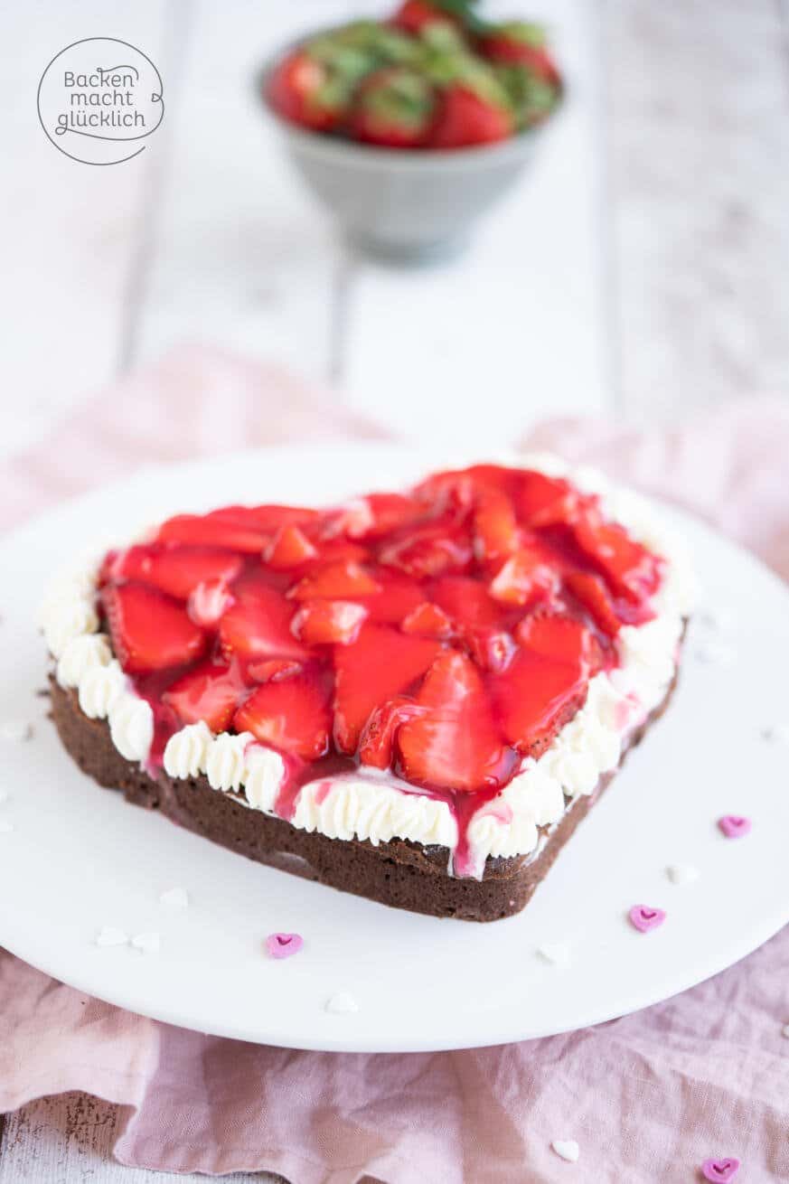Erdbeer-Kuchen in Herzform | Backen macht glücklich