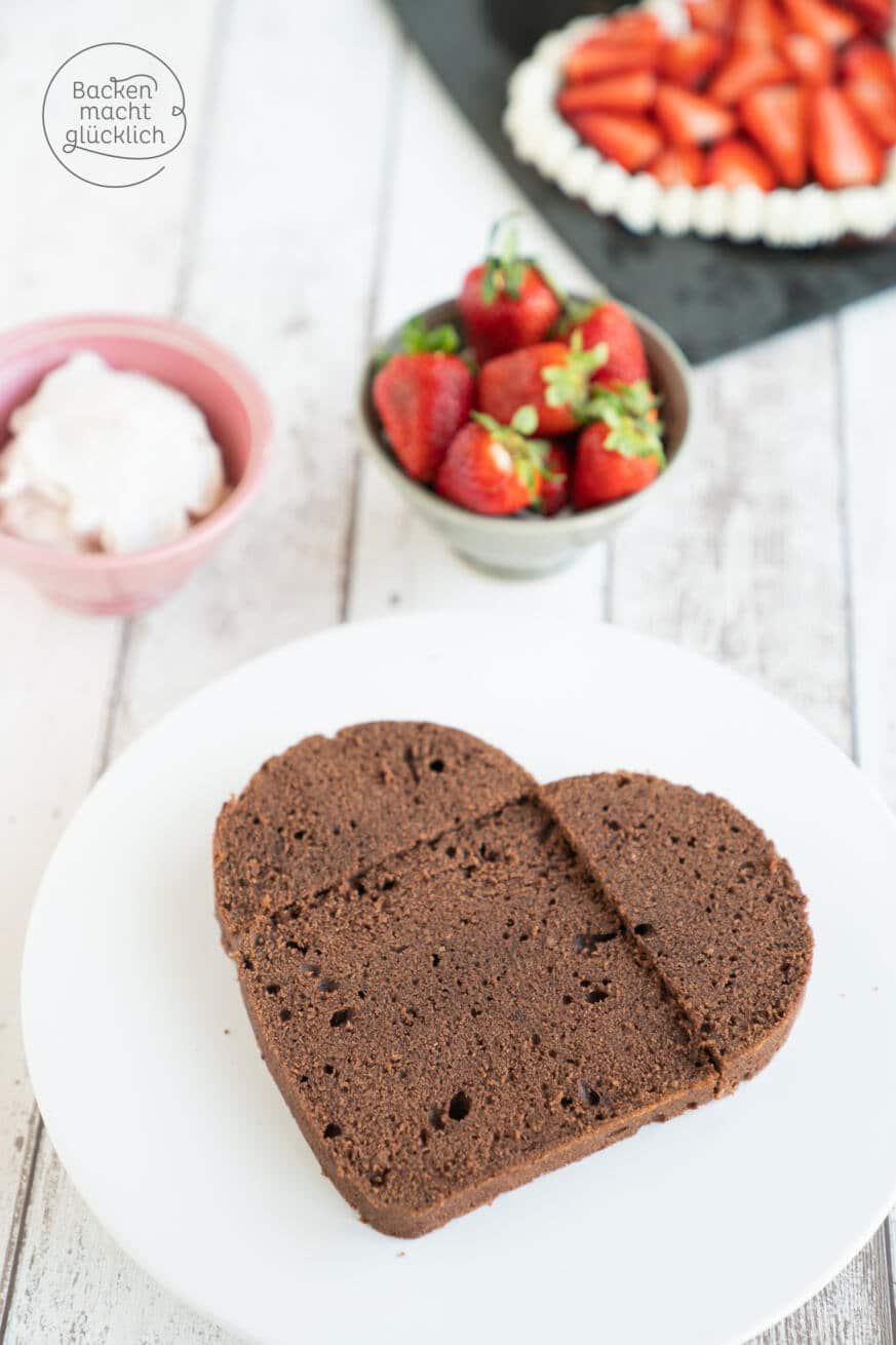 Erdbeer-Kuchen in Herzform | Backen macht glücklich