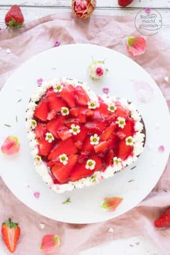 Herzkuchen mit Erdbeeren