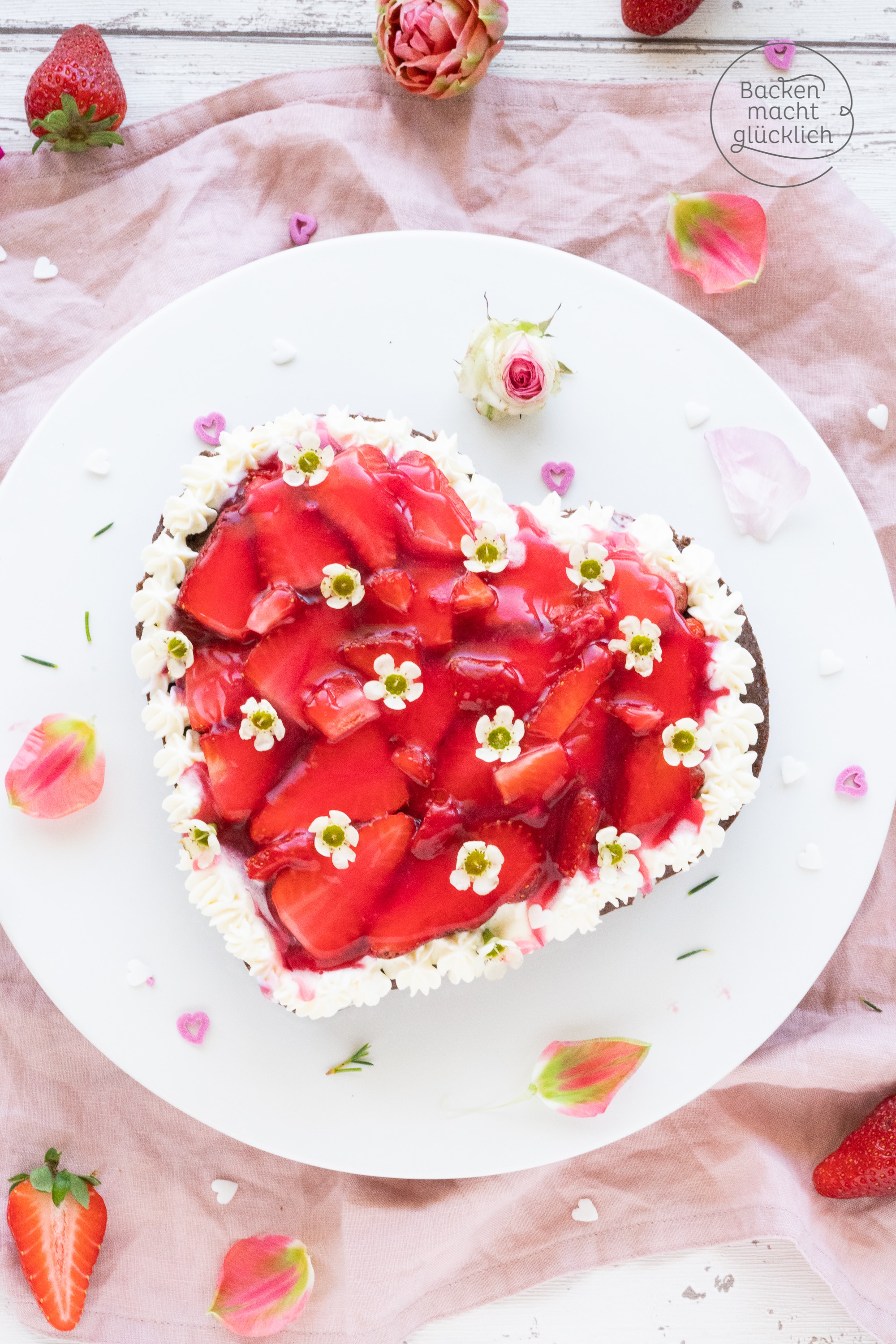 Herzkuchen mit Erdbeeren