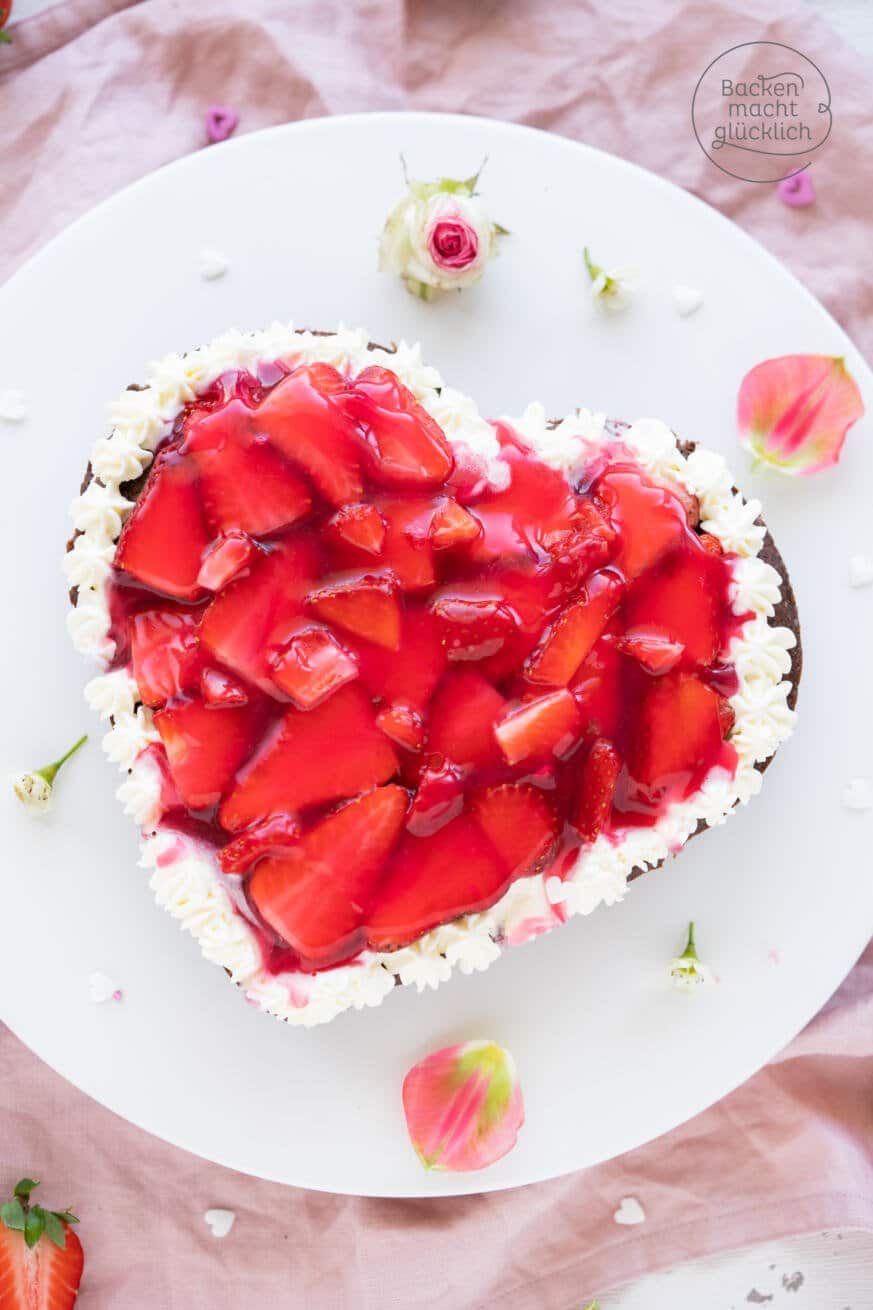 Erdbeer-Kuchen in Herzform | Backen macht glücklich