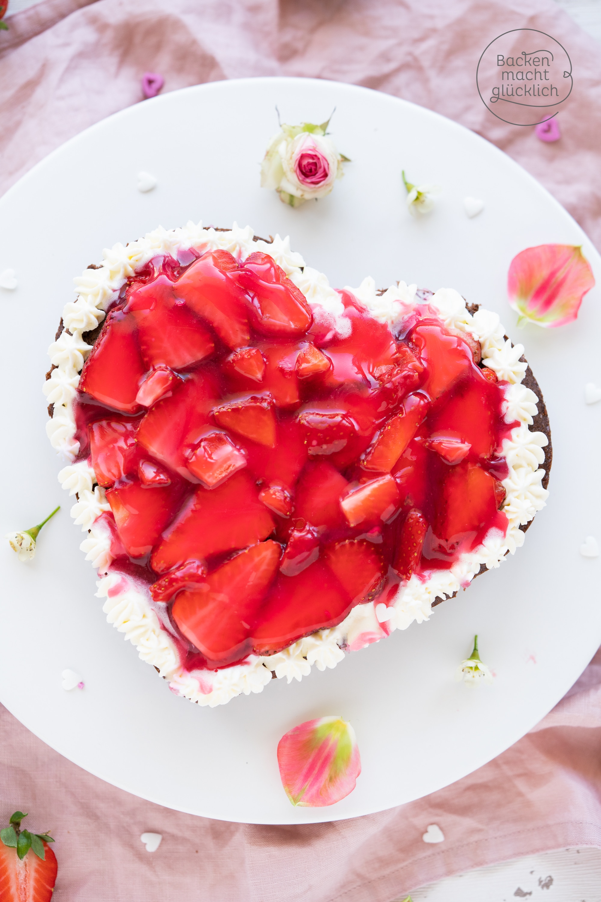 Muttertagskuchen mit Erdbeeren Herzform