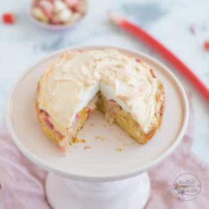 Rhubarb cake with meringue
