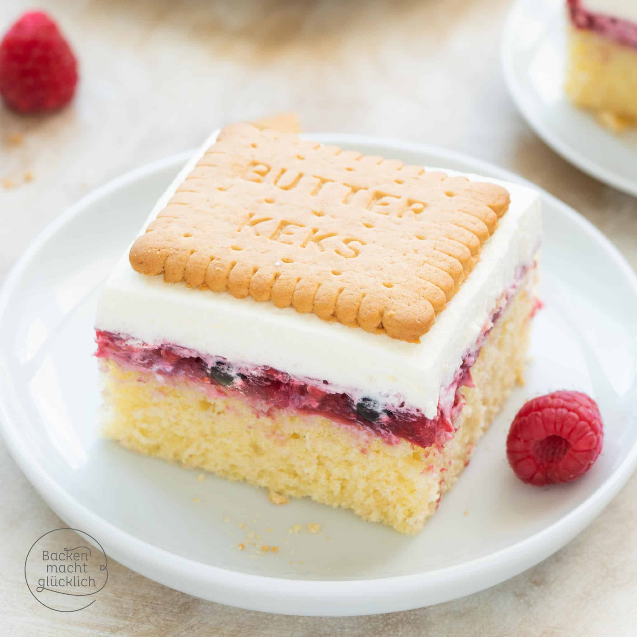 Butterkeks-Kuchen mit Beeren und pudding