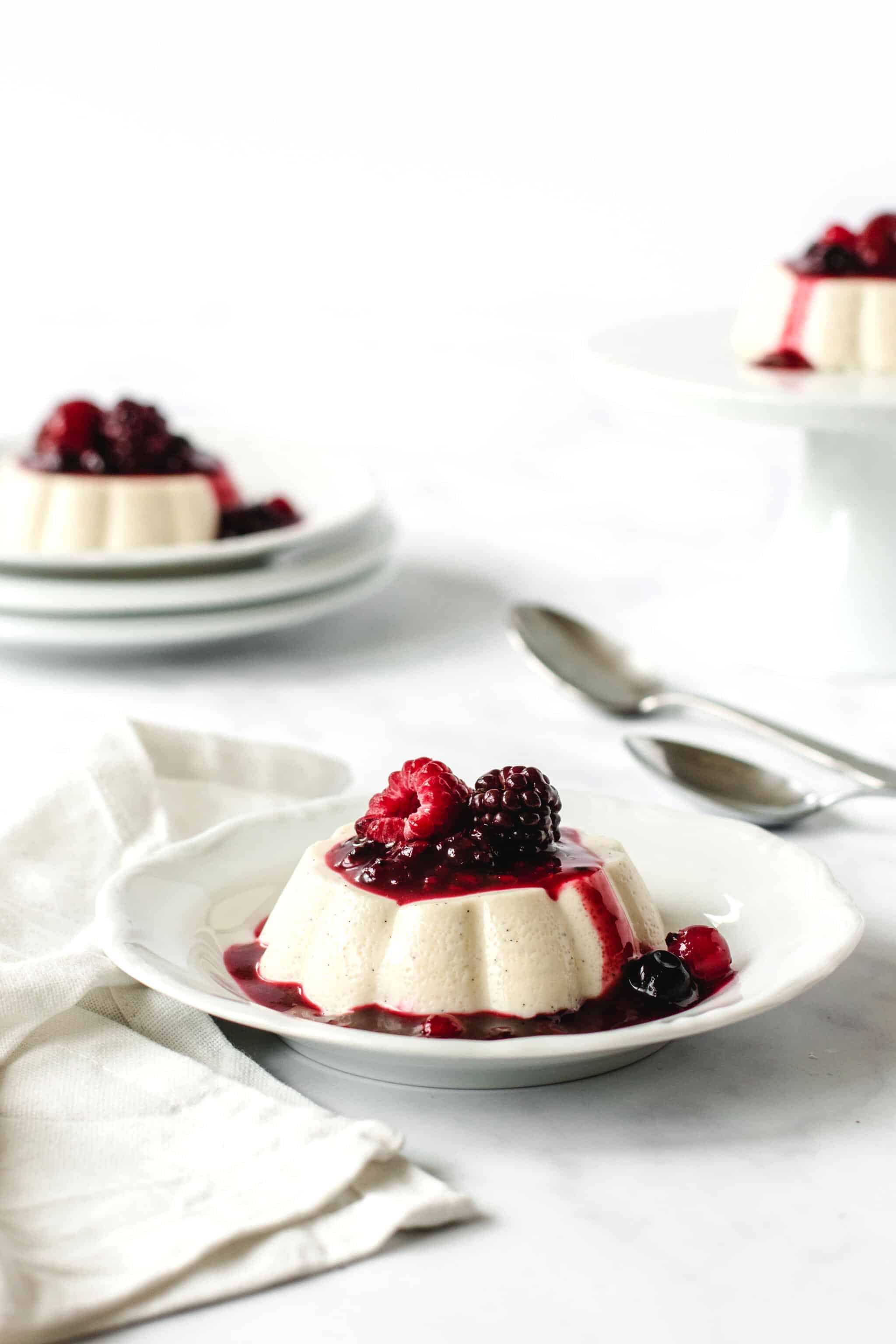 Panna cotta mit Beerensoße