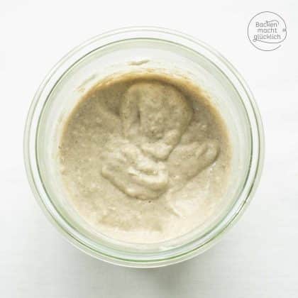 Aktiver Sauerteig mit Blasen im Glas von oben