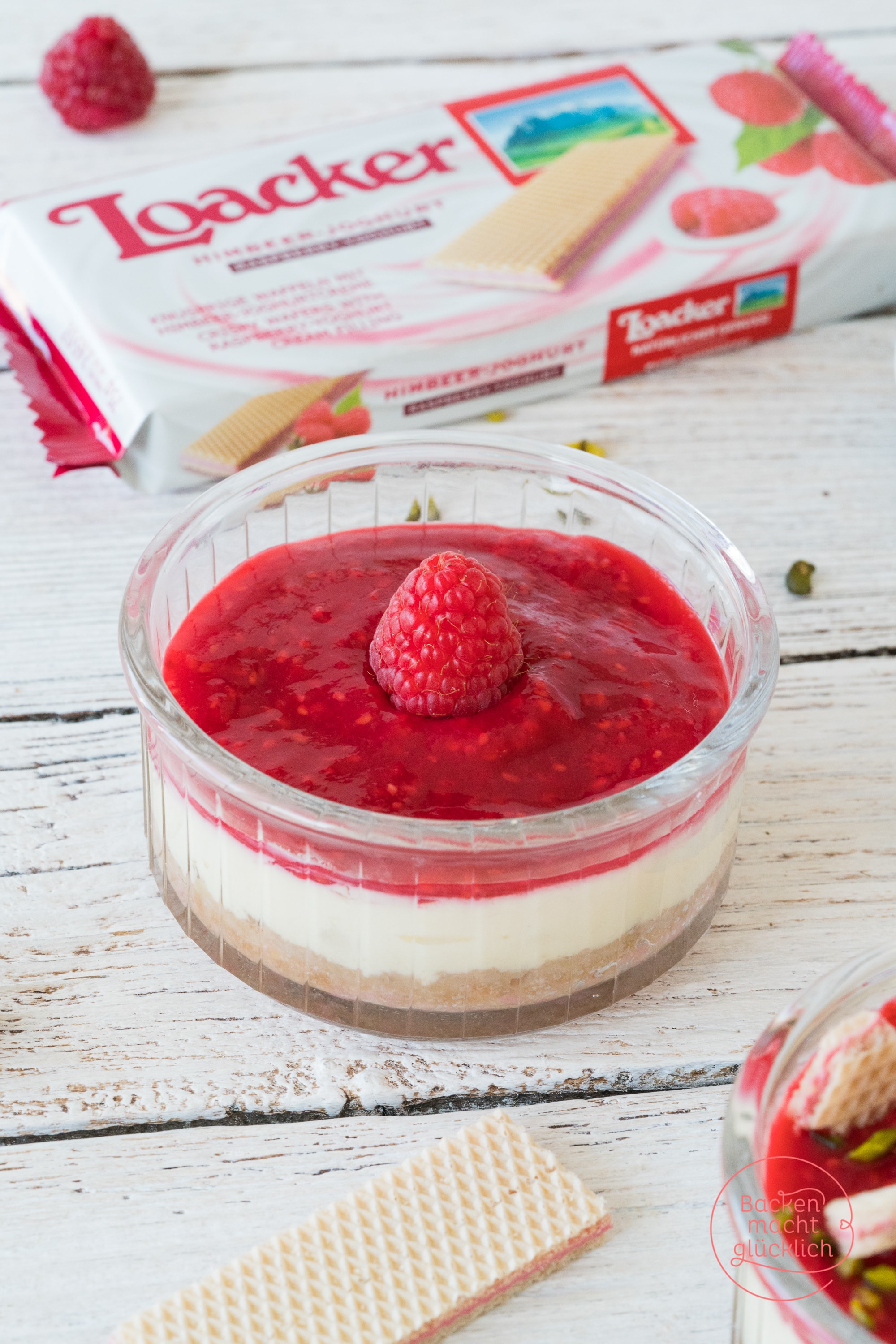 Cheesecake im Glas mit Himbeeren