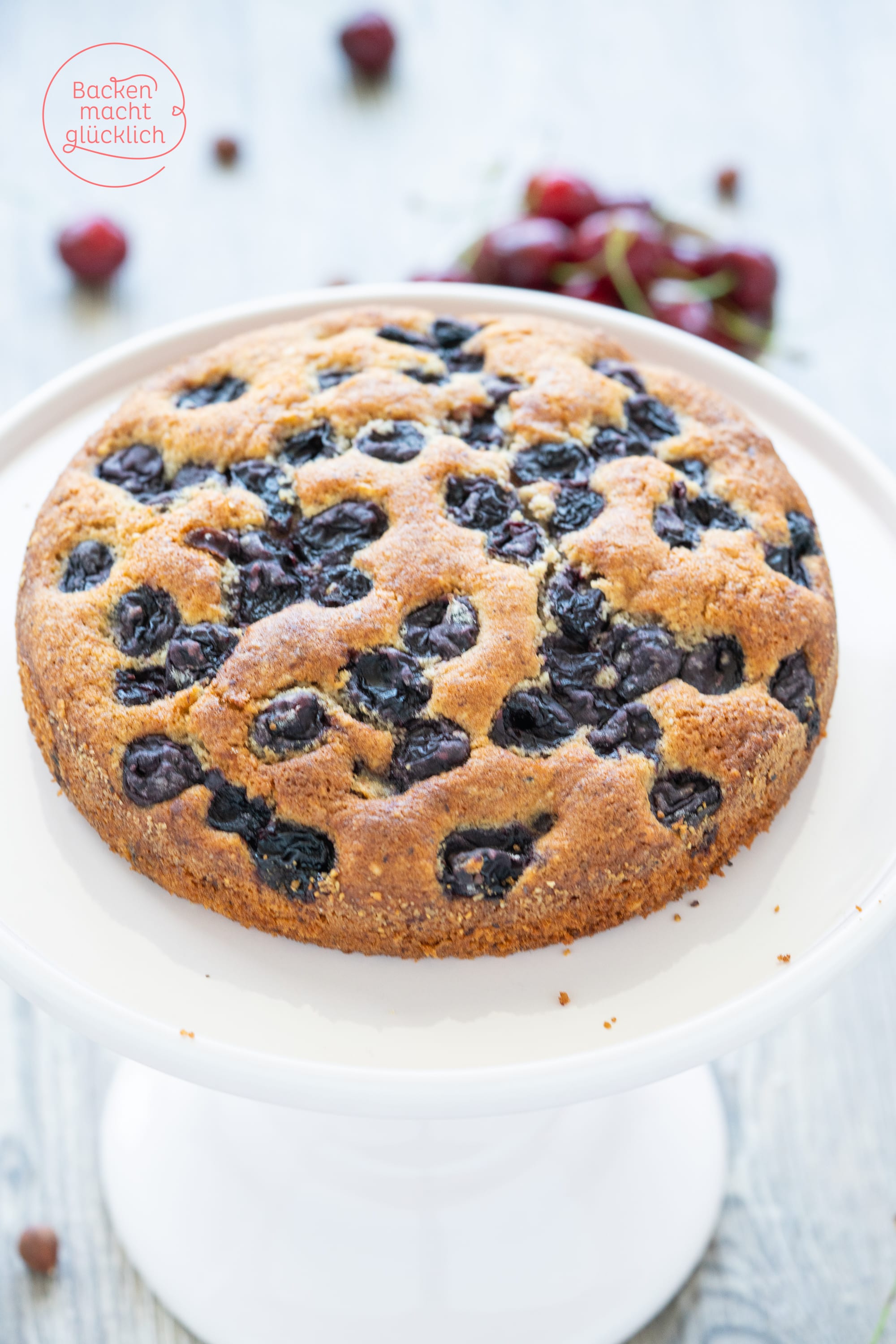 Saftiger nusskuchen mit Kirschen