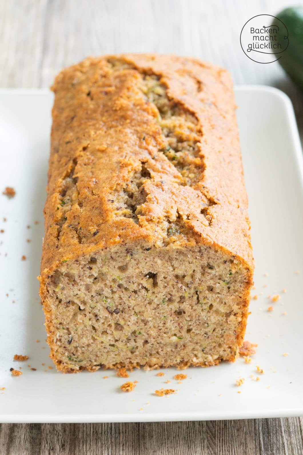 Saftiger Zucchini-Nuss-Kuchen | Backen macht glücklich