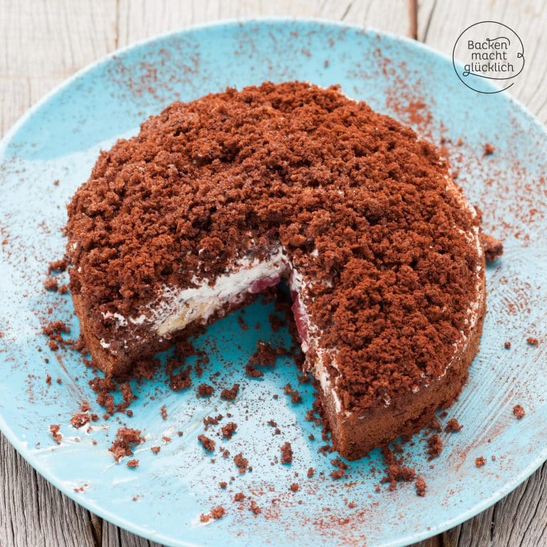 Maulwurfkuchen mit Banane und Kirschen