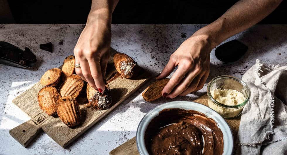 Französische Madeleines mit Schokolade