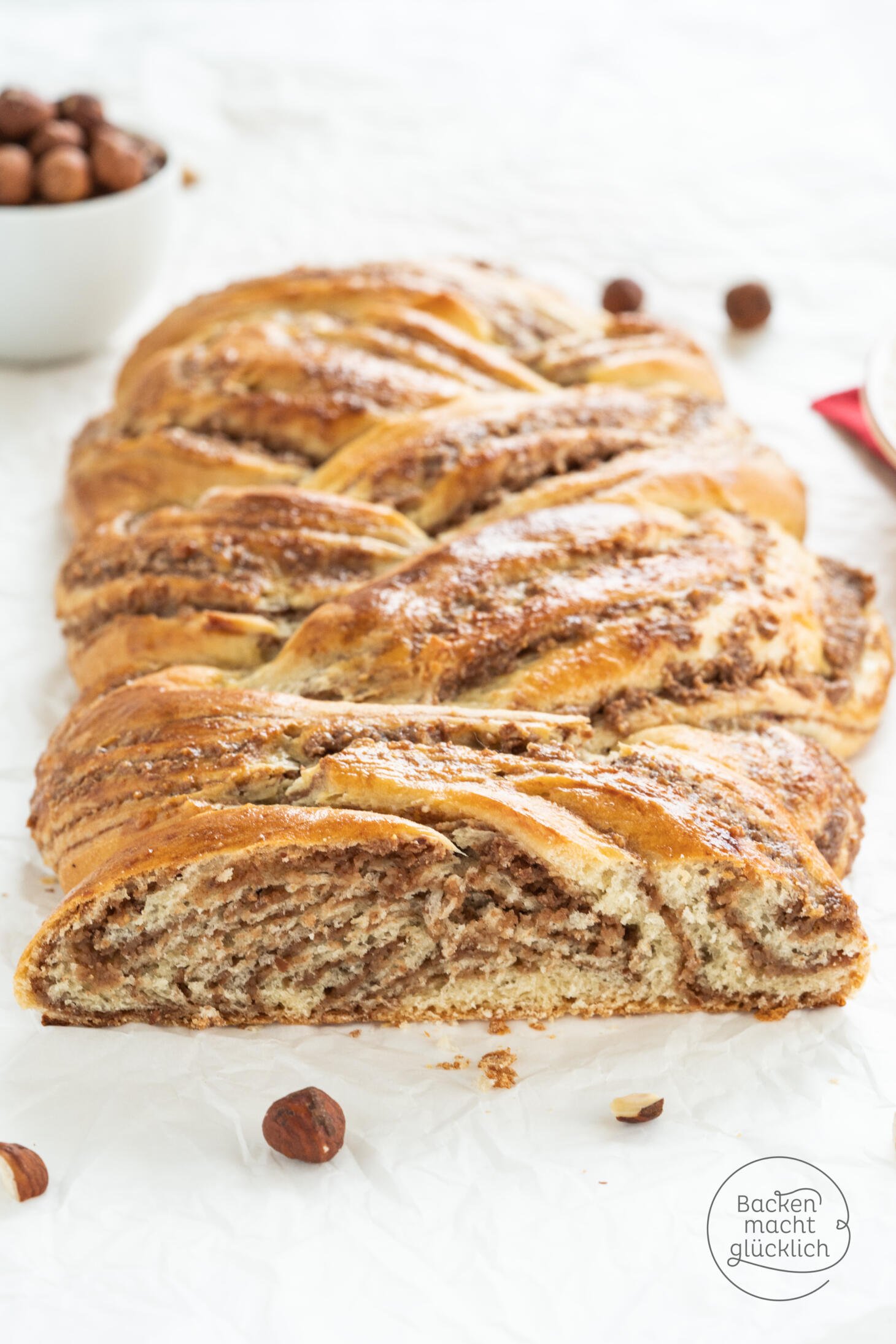 Köstlicher Hefezopf mit Nussfüllung | Backen macht glücklich