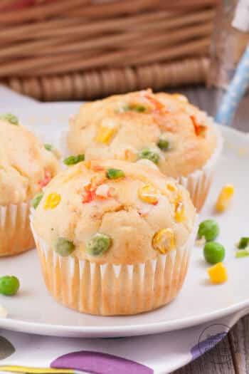 Kinder-Muffins mit Gemüsefüllung und Käse
