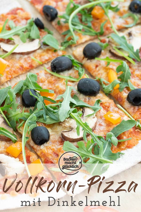 Ein einfaches Grundrezept für eine knusprige Vollkorn-Pizza vom Blech oder vom Pizzastein. Die gesunde Dinkelpizza lässt sich nach Belieben belegen und schmeckt auf jeden Fall der ganzen Familie. #pizza #vollkornpizza  #pizzateig #trockenhefe #dinkelpizza #backenmachtglücklich