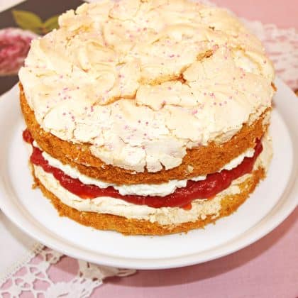 Erdbeer-Rhabarber-Torte mit Sahnefüllung und knuspriger Baiserhaube mit Zuckerperlen