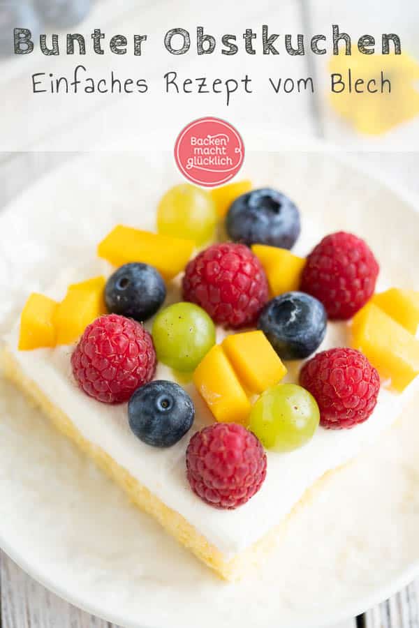 Diesen köstlichen Biskuit-Obstkuchen vom Blech mit bunten, frischen Früchten zu belegen macht richtig Spaß! Der gemischte Obstkuchen mit Quark ist ein köstlicher Hingucker und sorgt dabei für sommerliche Stimmung. #obstkuchen #obstkuchenboden #obst #biskuit #biskuitboden #sommer #backenmachtglücklich