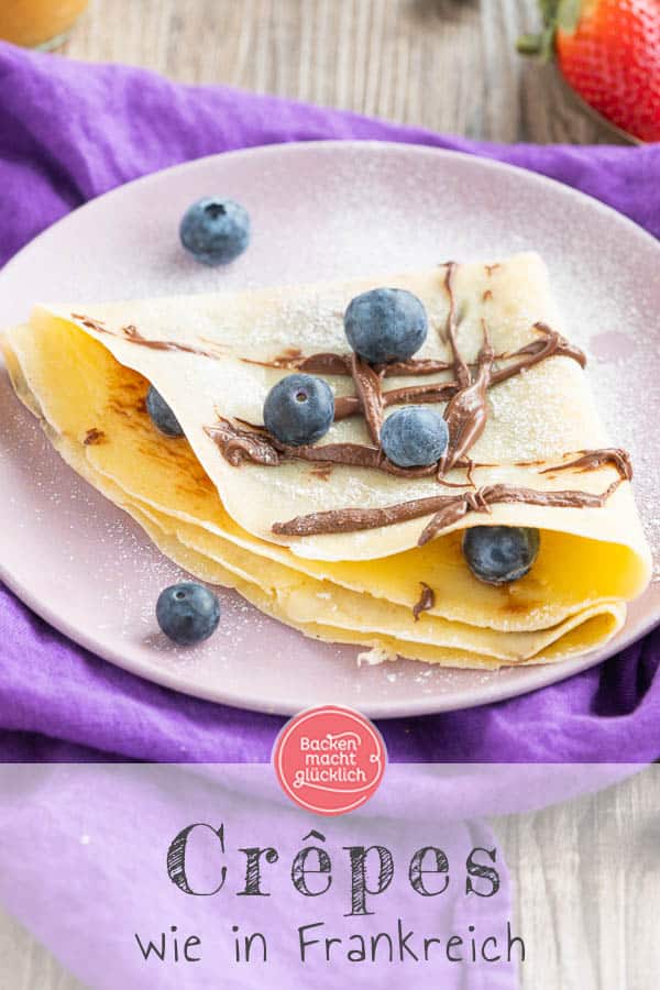 Das leckere Rezept für Crêpes-Teig lässt sich ganz einfach zu Hause nachmachen. Damit könnt ihr perfekte Crêpes wie vom Jahrmarkt auf den Küchentisch zaubern – ganz egal, ob mit frischen Früchten, Schokolade oder Marmelade. #crepes #crepesrezept #crepesrezeptteig #backenmachtglücklich