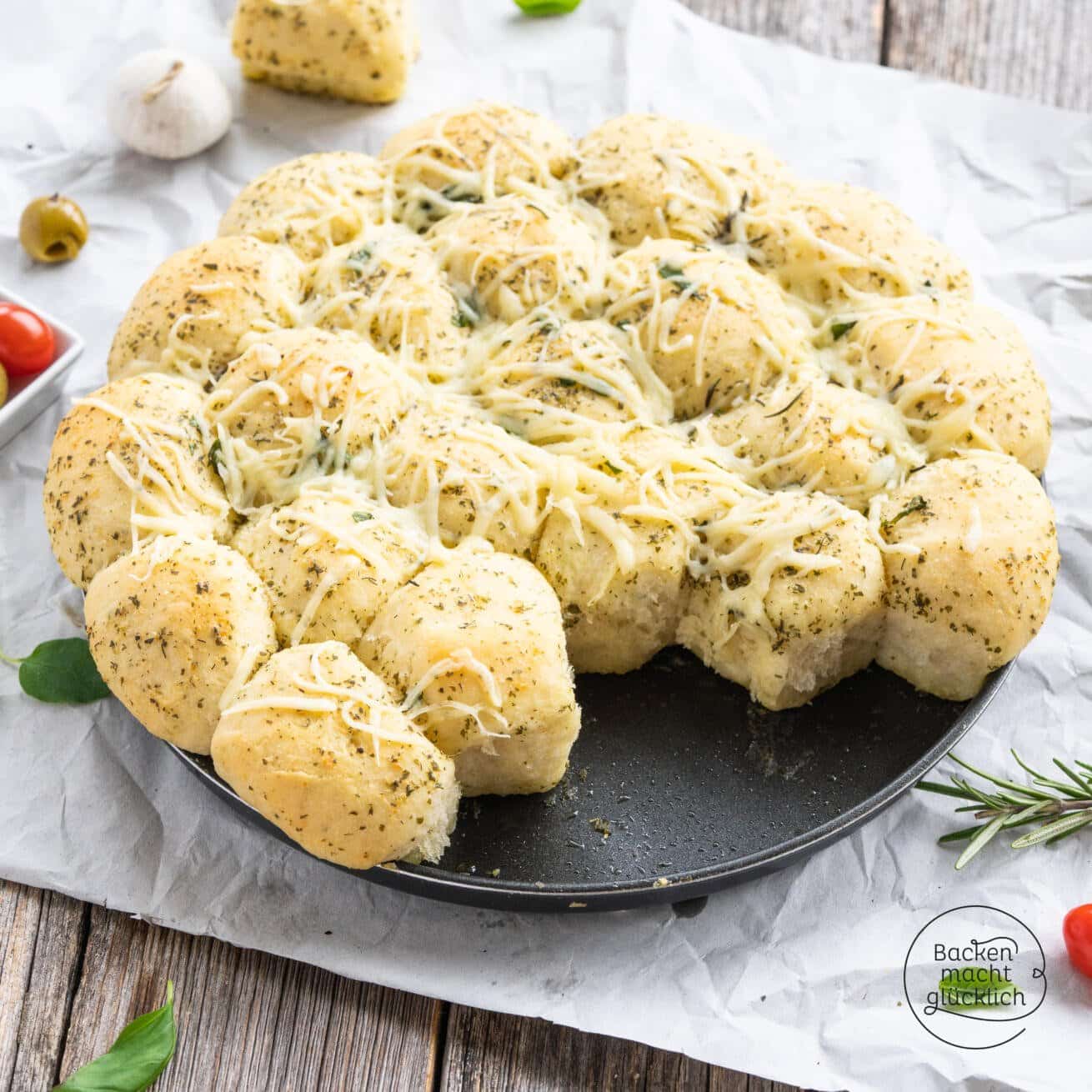 Zupfbrot mit Kräuterbutter | Backen macht glücklich