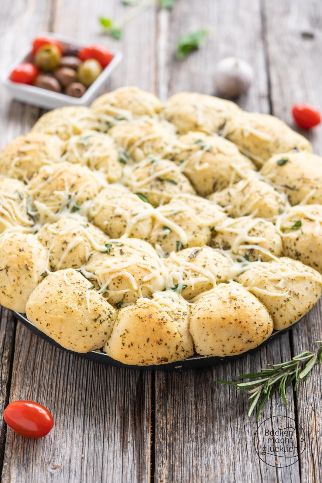 Zupfbrot mit Kräuterbutter | Backen macht glücklich