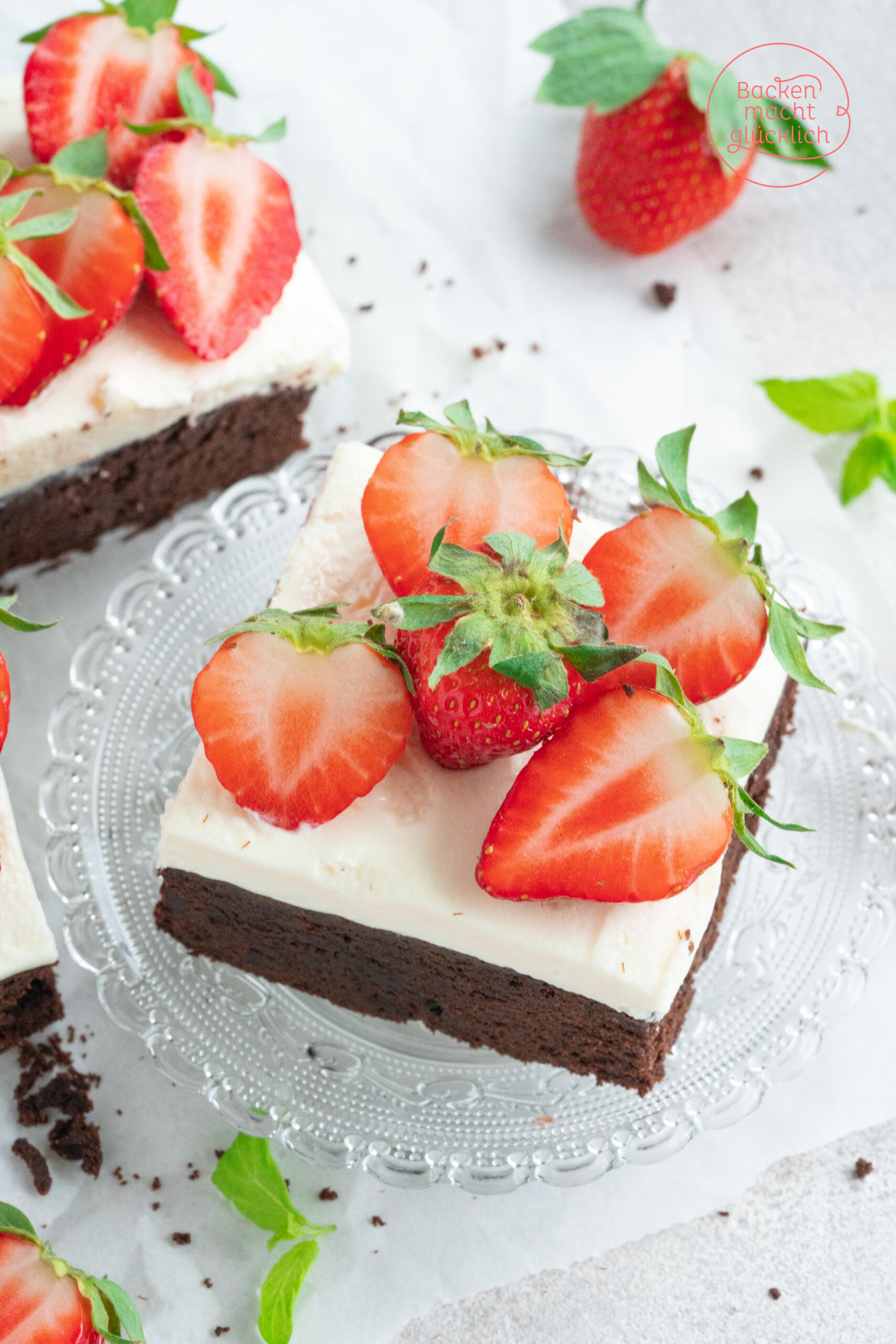 Brownies mit Erdbeeren und Sahne