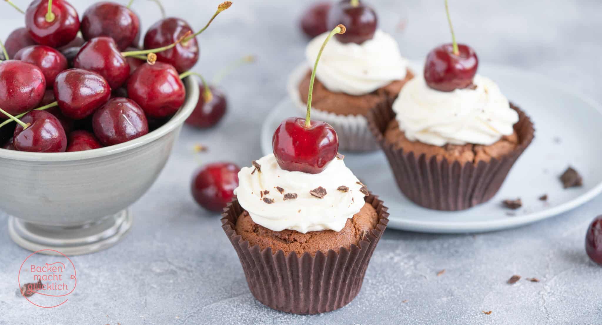 Einfache Schoko-Kirsch-Cupcakes | Backen macht glücklich