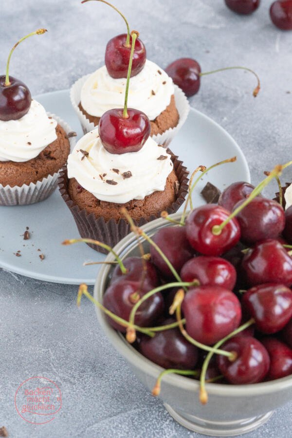 Einfache Schoko-Kirsch-Cupcakes | Backen macht glücklich