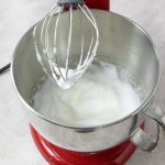 Steifes Eiweiß in Küchenmaschine mit Schneebesen aufgeschlagen