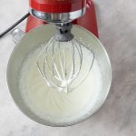 Sahne wird in Küchenmaschine mit Schneebesen aufgeschlagen