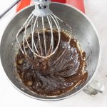 Schokoladenteig wird in Küchenmaschine mit Schneebesen verrührt