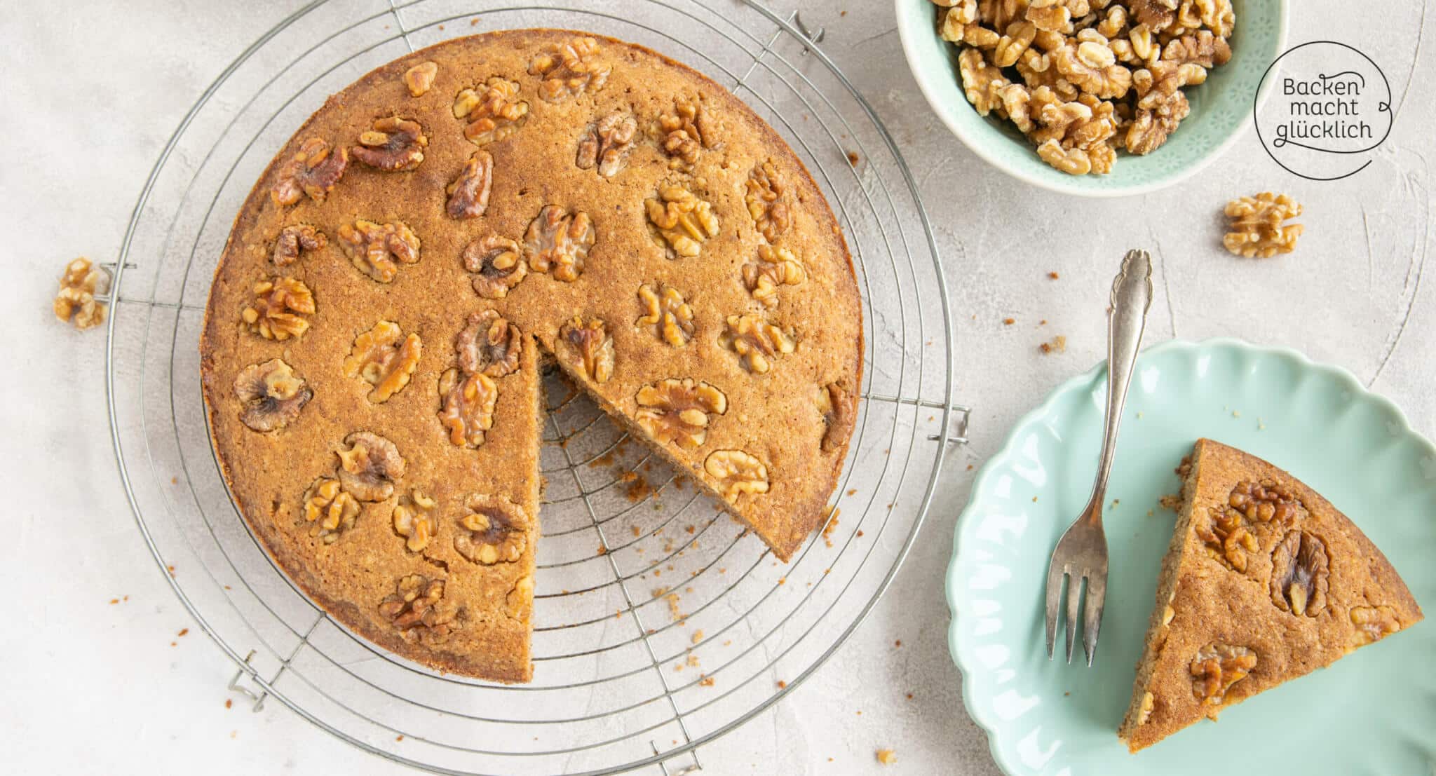 Einfacher saftiger Walnusskuchen | Backen macht glücklich