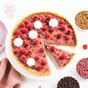 Raspberry tart with white chocolate