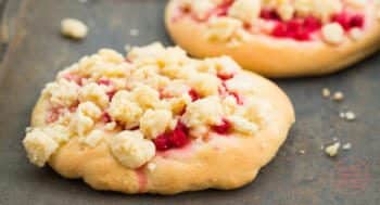 Streuseltaler mit Johannisbeeren