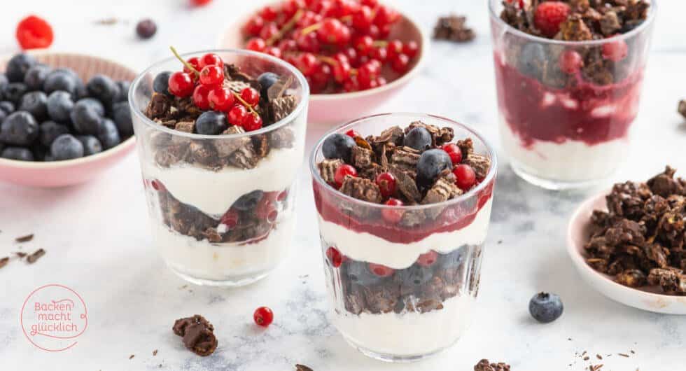 Beeren Knusperdessert im Glas