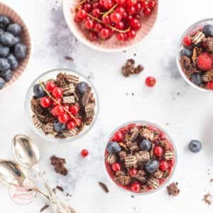 Beeren Schichtdessert im Glas