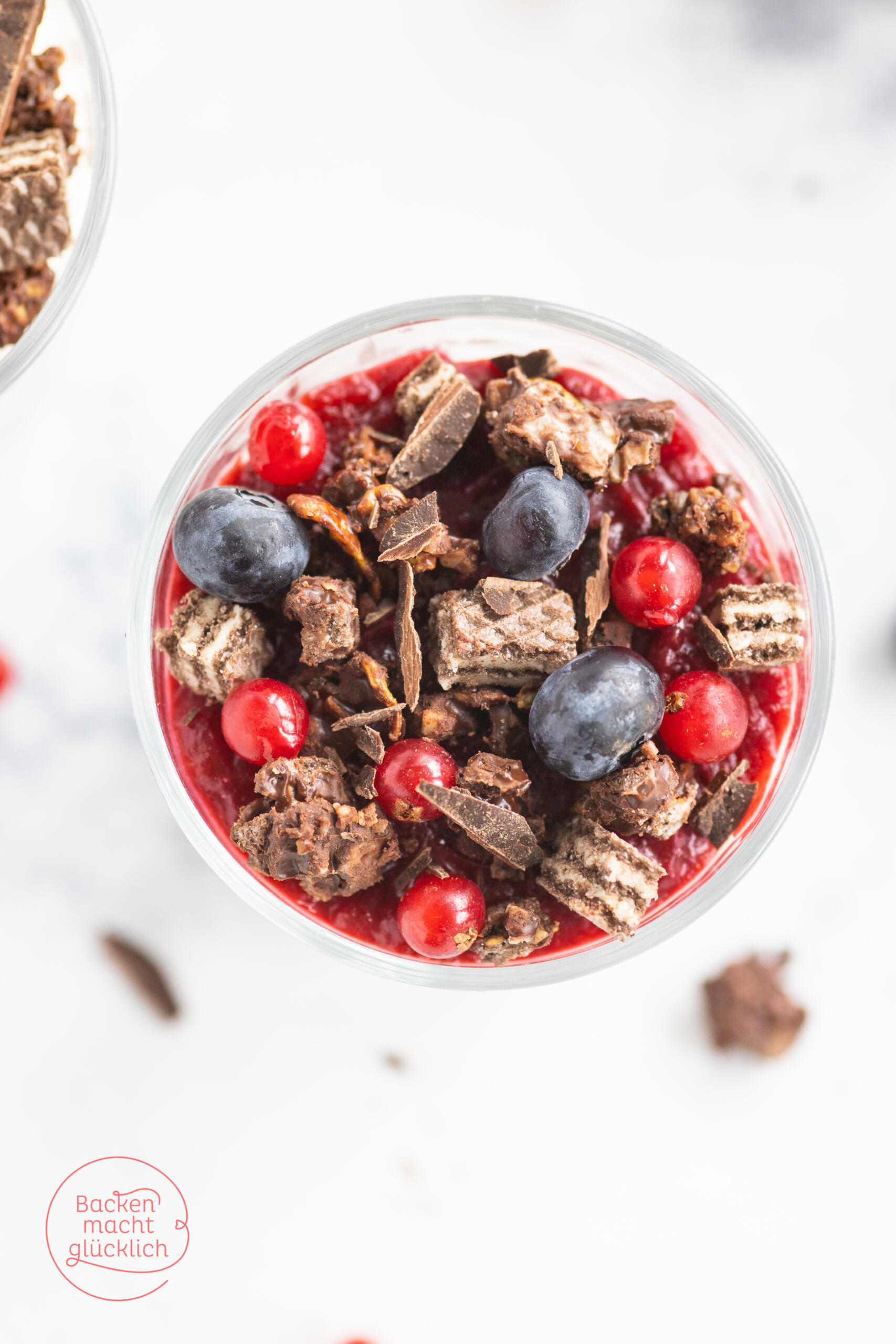 Knusperdessert mit Beeren im Glas