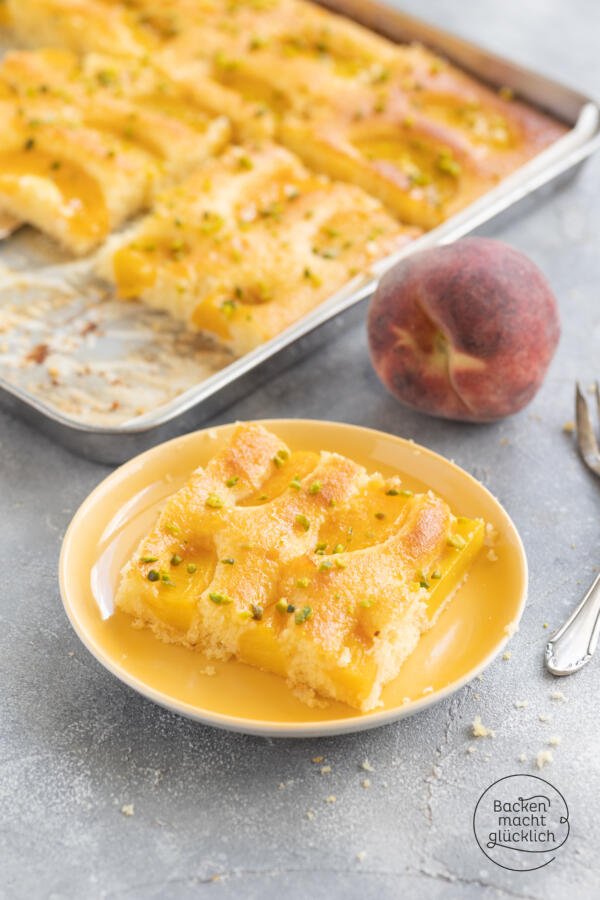 saftiger-pfirsichkuchen-vom-blech-backen-macht-gl-cklich