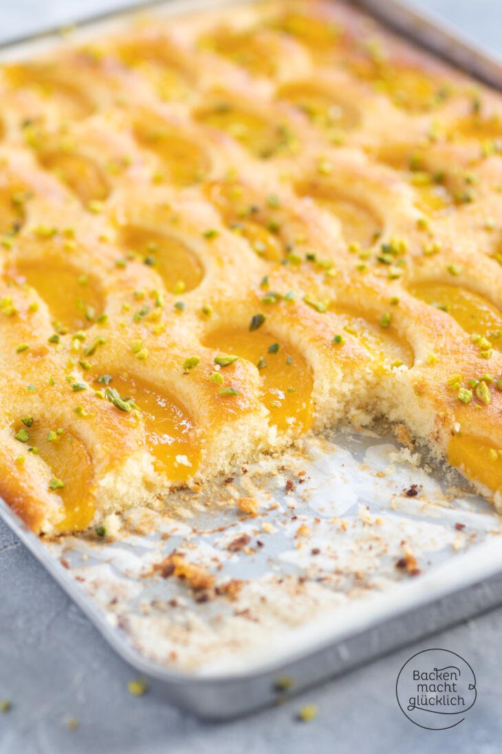 saftiger-pfirsichkuchen-vom-blech-backen-macht-gl-cklich