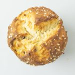 Aufgeschnittener Panettone von oben mit lockerer Krume und Hagelzuckerkruste